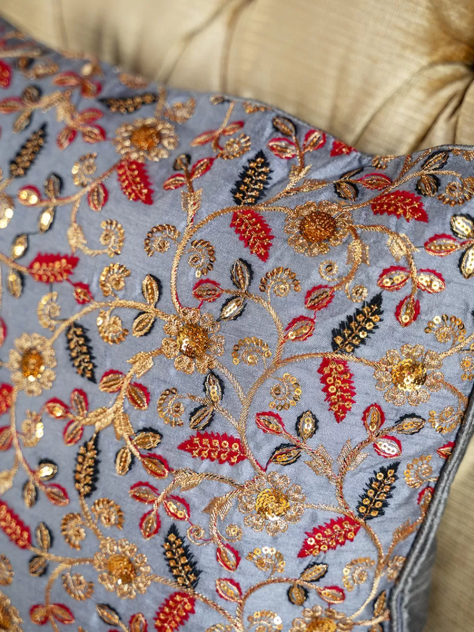 Housse de coussin décorative en broderie Zari - Gris argenté élégant • Collection April Cornell