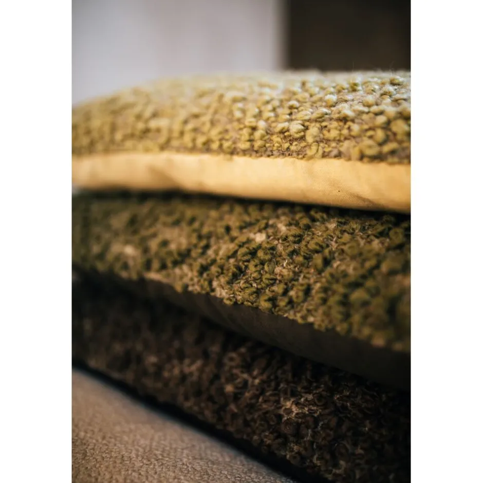 Coussin d'ambiance ZAZOU par Pomax | Tissu bouclé en laine naturelle | 50x30 cm | Brun terreux - Détails artisanaux pour décoration intérieure chaleureuse